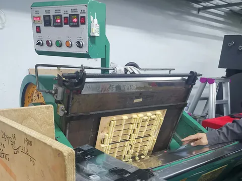 die-cutting printed packaging sheets