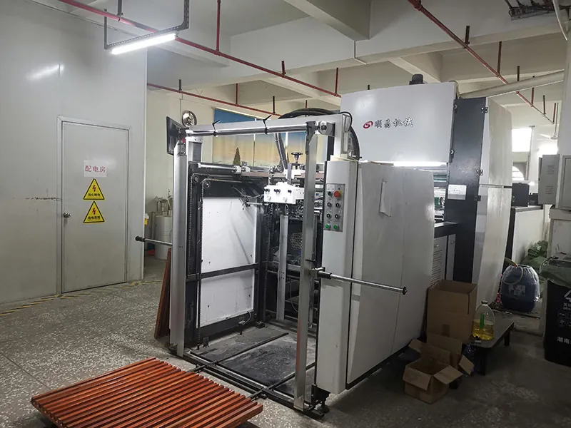 automatic die-cutting equipment used for paper gift packaging